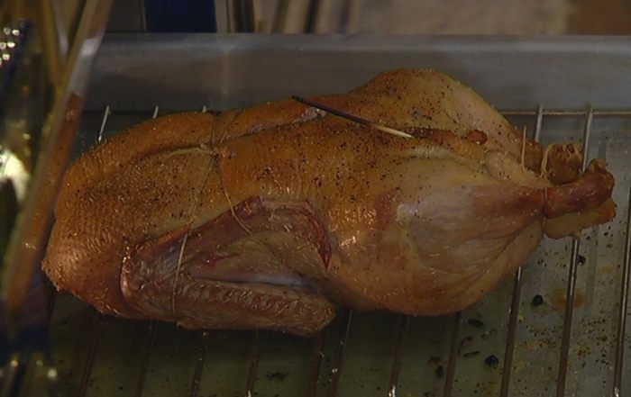 Запеченная утка, фаршированная диким рисом и яблоками