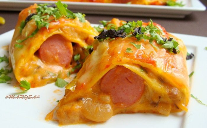 Мексиканские лепешки с фасолью, сыром и острым соусом