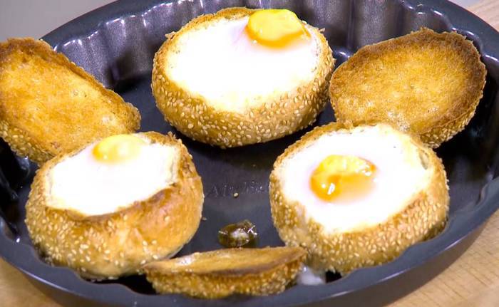 Яйца с семгой, запеченные в корзинках 