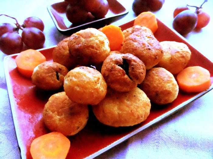 Сырные мини-пирожки с овощами и маслинами
