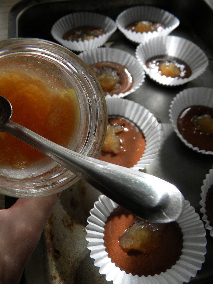 Шоколадные кексы с яблочным джемом и легким безе