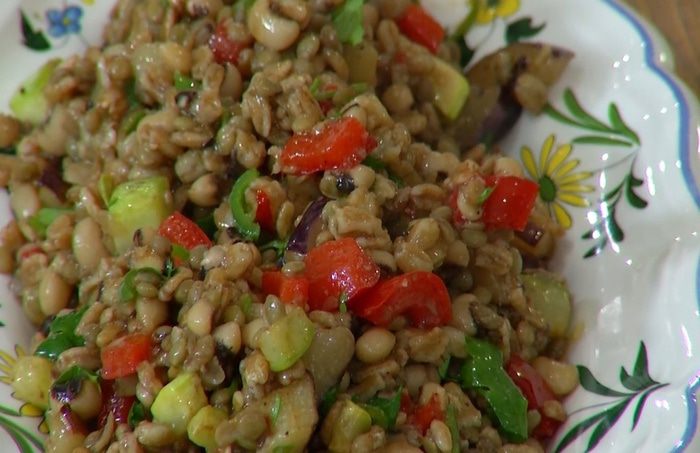Салат с чечевицей, полбой и овощами