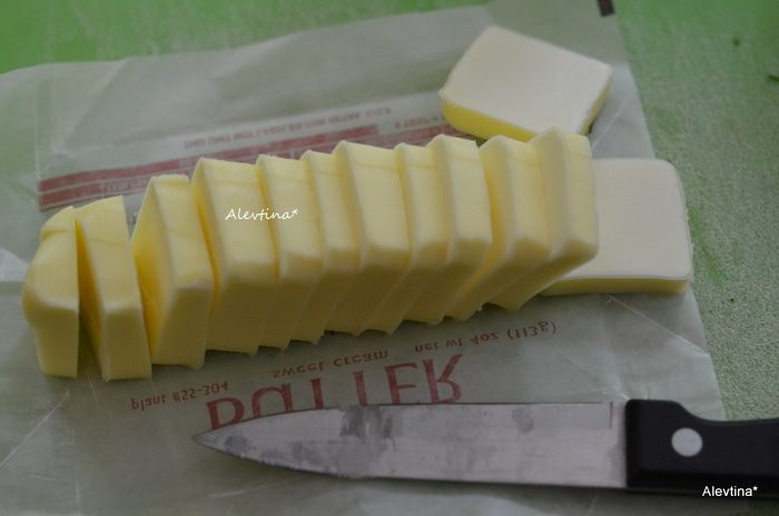Пицца из песочного теста с клубникой и розмарином