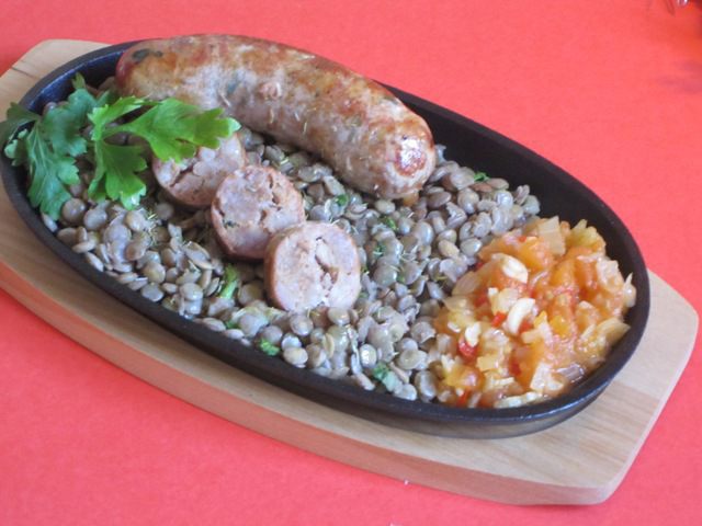 Свиные колбаски с чечевицей