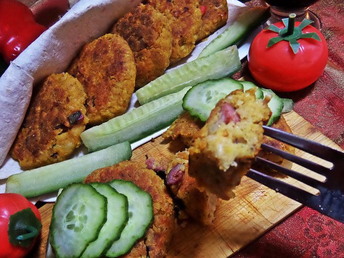 Фасолевые котлетки с колбасками