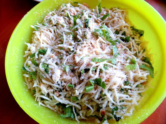 Баварские колбаски с итальянской пастой под сырным штрейзелем