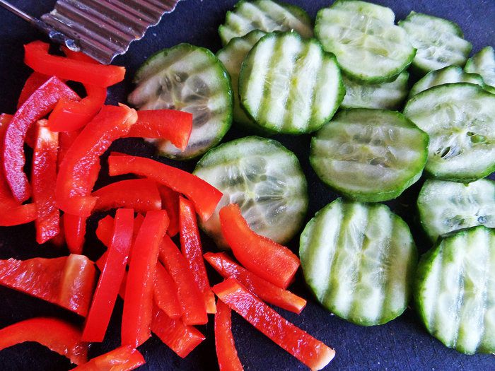 Тёплый овощной салат с рыбой и пастой