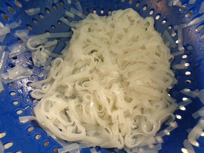 Средиземноморский суп с морепродуктами, рыбой и рисовой лапшой