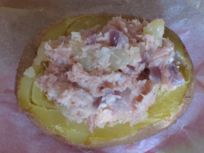 Картофель, фаршированный тунцом