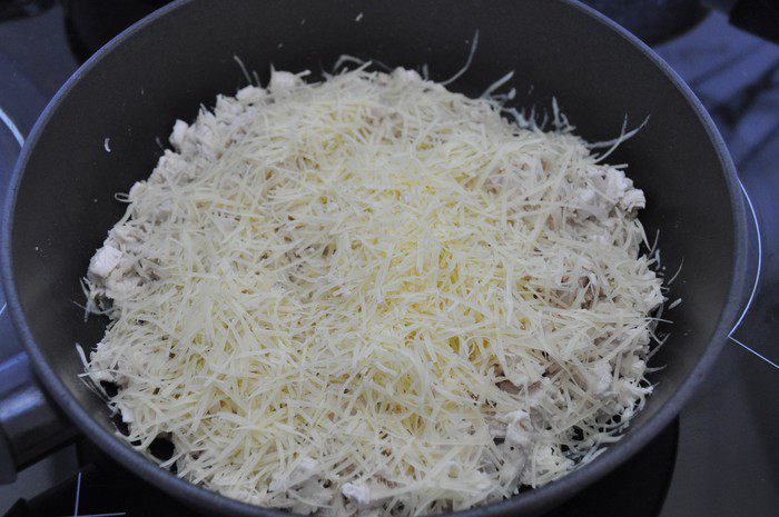 Пирог с курицей под ореховой корочкой