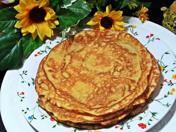 Бисквитные блины с брусникой