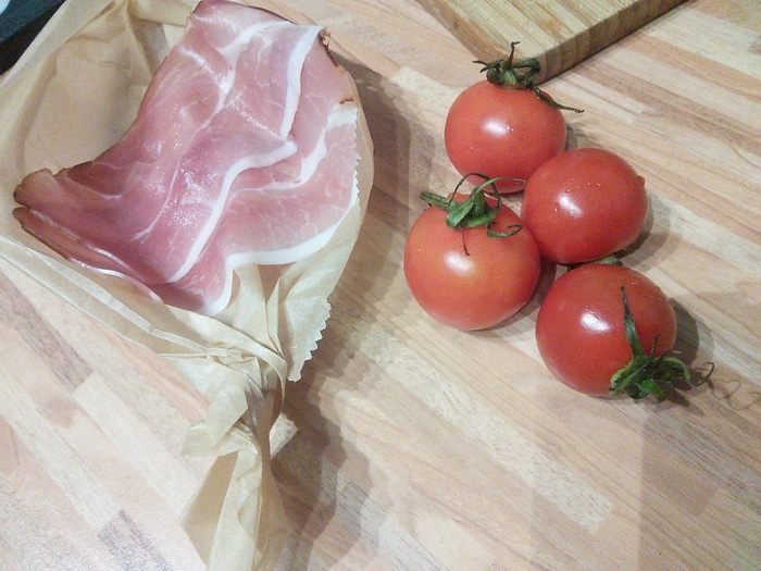 Капрезе из курицы, запеченный в пергаменте