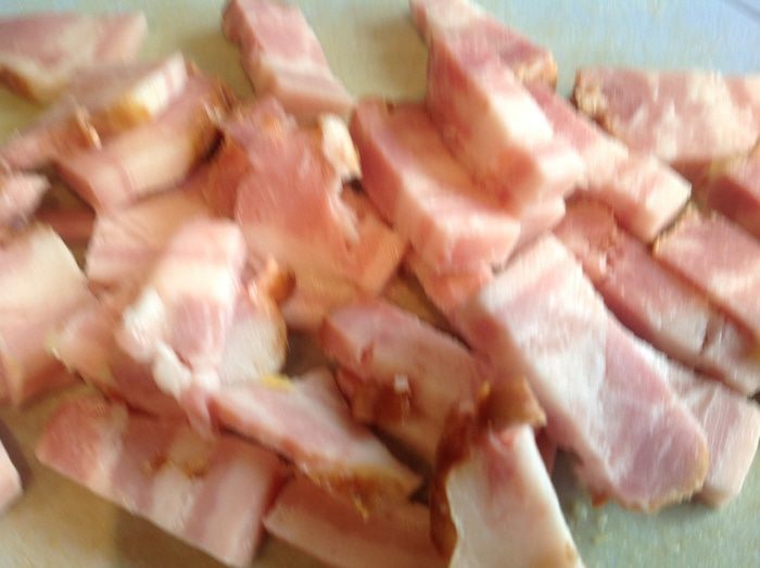 Яичница и запеченный картофель с беконом и ароматными травами