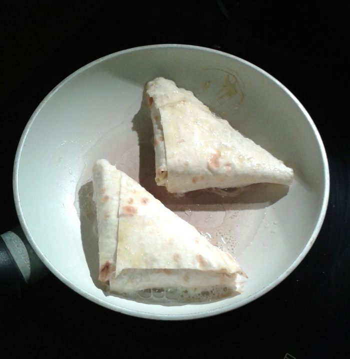 Жареный лаваш с сыром и зеленью