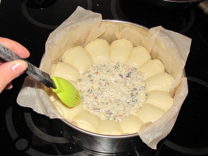 Булочки-роллы с грибным дип-соусом