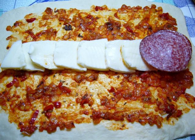 Закрытая пицца-вулкан &amp;quot;Обжигающий Stromboli&amp;quot;