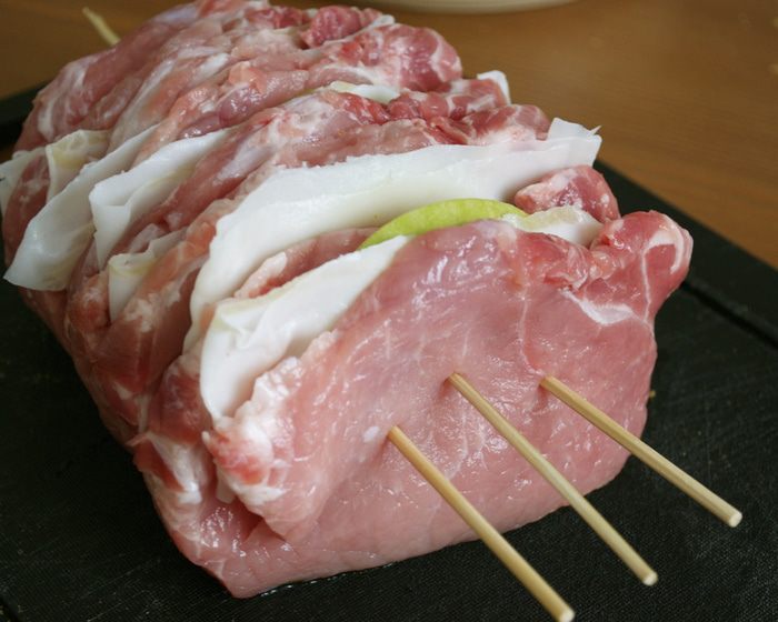 Свинина, запеченная с яблоками