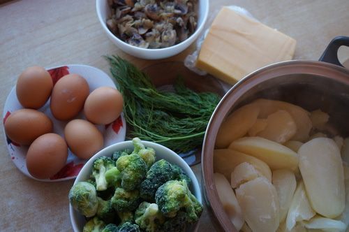 Картофельная запеканка с грибами и брокколи