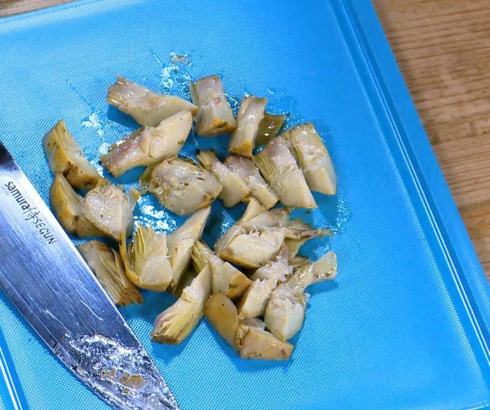 Тарталетки с козьим сыром, артишоками и соусом песто 