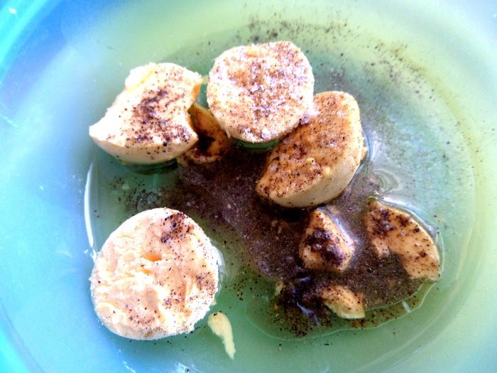 Сырный салат с оливками и авокадо