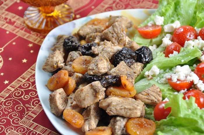 Куриное филе с сухофруктами и розмарином