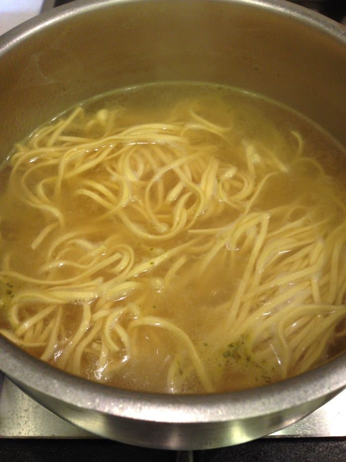 Куриные шашлычки с яичной лапшой (Chicken satay) 