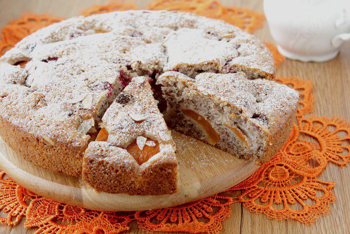 Пирог с абрикосами и орехами