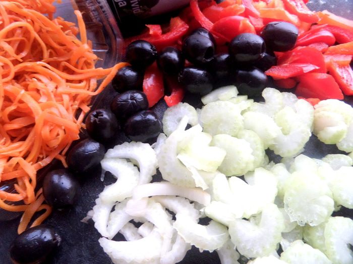 Чечевичный салат с овощами и маслинами