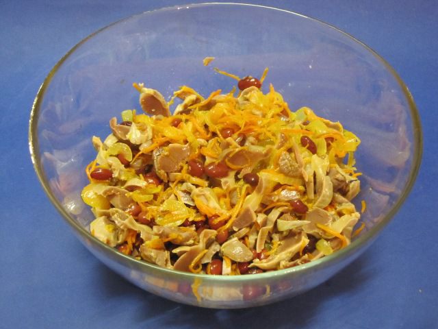 Салат из куриных желудочков с фасолью
