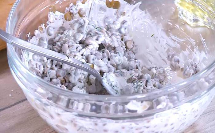 Салат из зеленой чечевицы с апельсином и копченой рыбой 