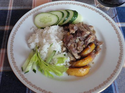 Свинина в пикантном соусе с персиками