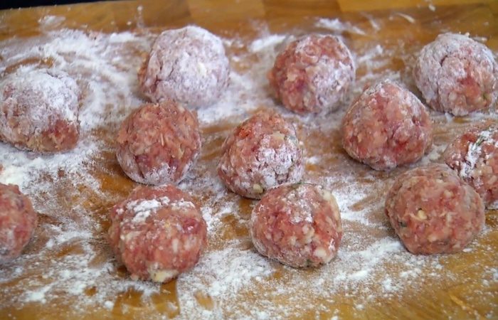 Булочки с тефтелями 