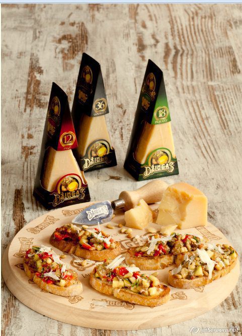 Брускетта с томатами, кедровыми орехами и сыром