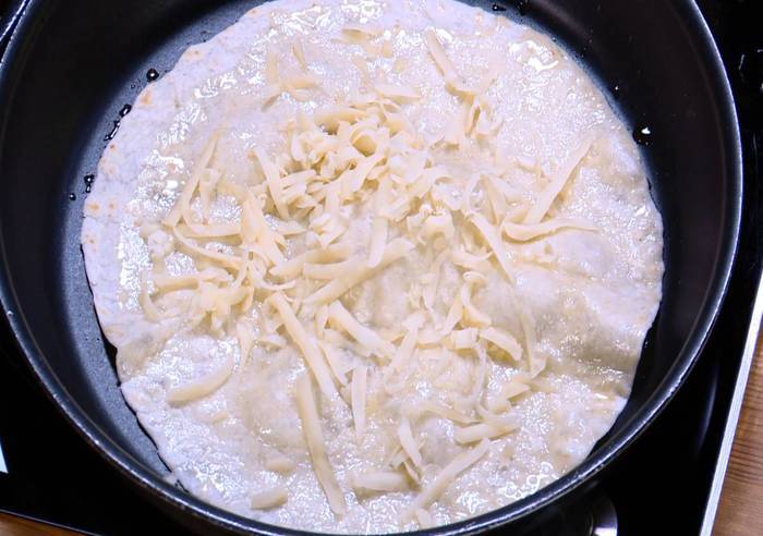 Мясная кесадилья с сыром и помидорами черри 