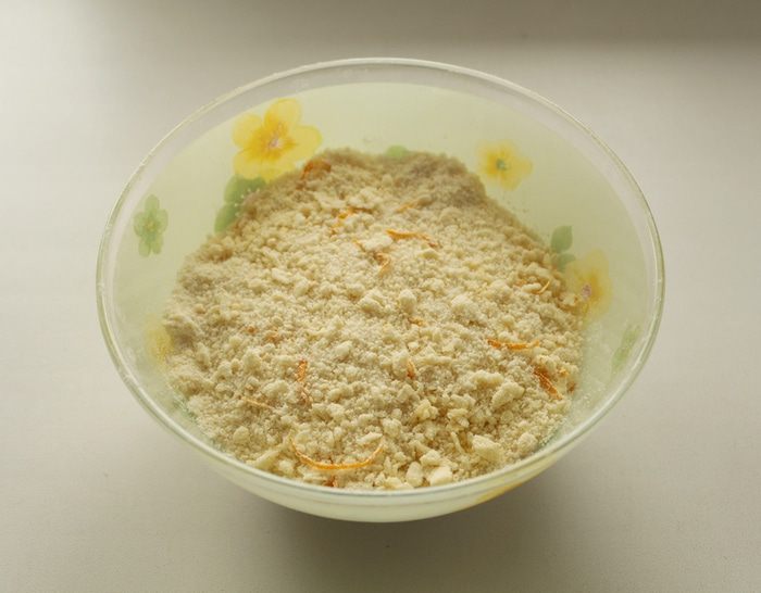 Кекс с брусникой и лимонным штрейзелем