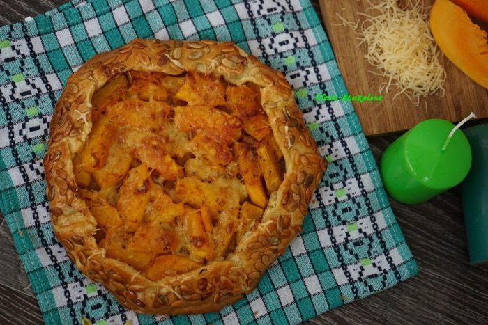 Галета с тыквой, карамелизированным луком и сыром