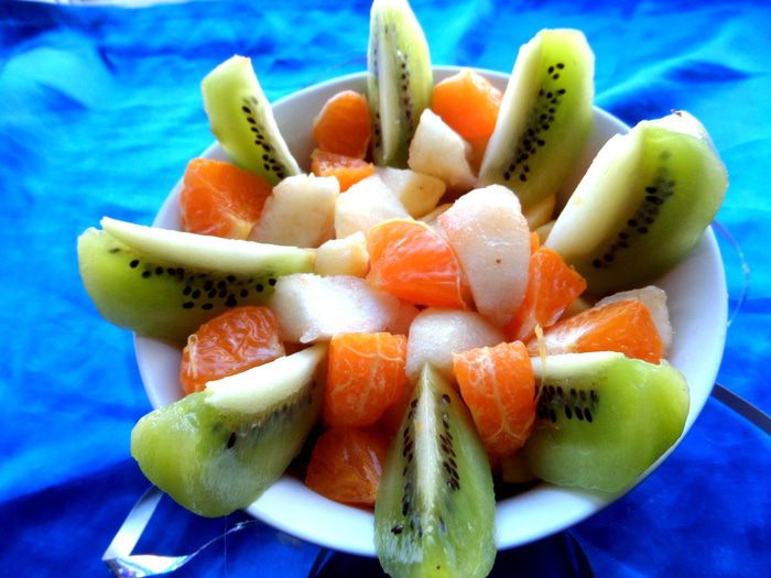 Фруктовый салат с овсяной крошкой и сгущенкой