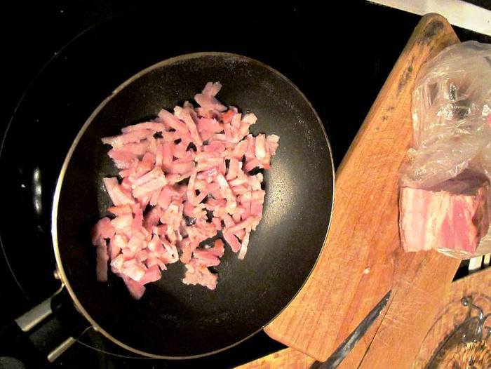 Хлеб гороховый с грудинкой и луком