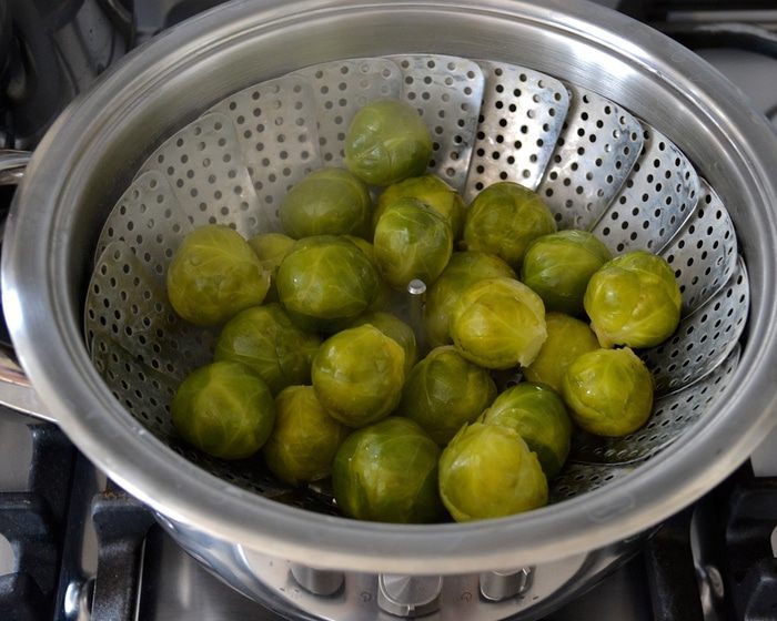 Теплый салат из нута и брюссельской капусты