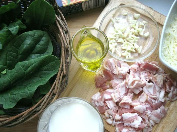  Спагетти с базиликом, шпинатом и беконом