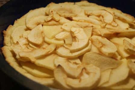 Яблочный пирог с медово-лимонной заливкой