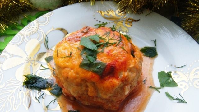 Мясные башенки с начинкой, запеченные под сырной шапочкой
