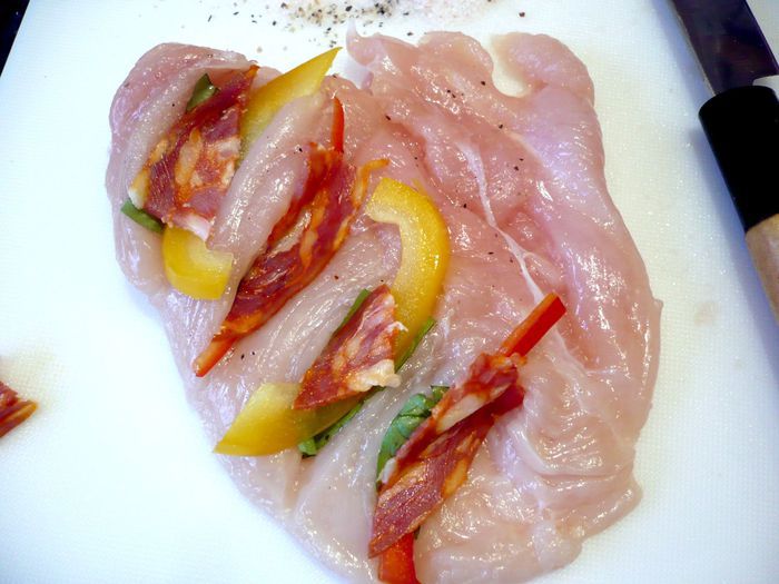 Куриное филе с чоризо, базиликом и паприкой на сливочной репе 