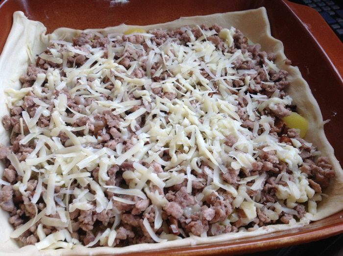 Пирог с индейкой и лисичками