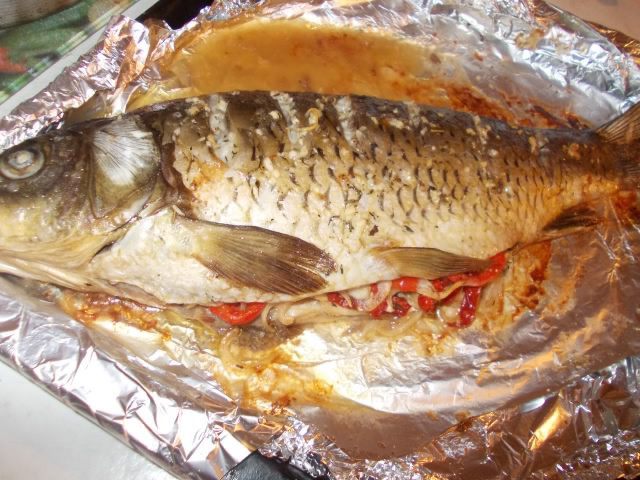 Карп с овощами и чесночным маслом