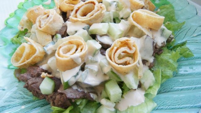 Салат с куриной печенью и яичными блинчиками