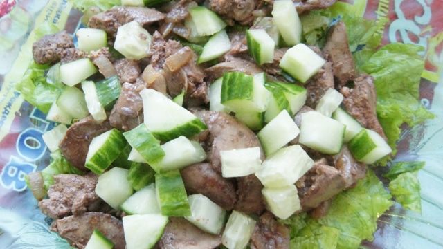 Салат с куриной печенью и яичными блинчиками