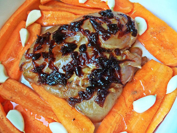 Курица под луковым конфитюром и морковкой