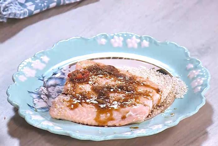 Салат из бурого риса с семгой и манго 