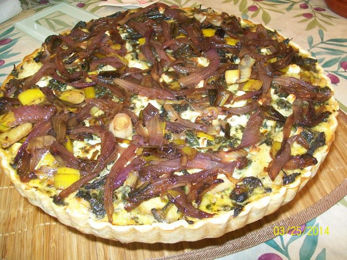 Киш со сладким картофелем, капустой кале и грибами Порсини под карамелизованным луком